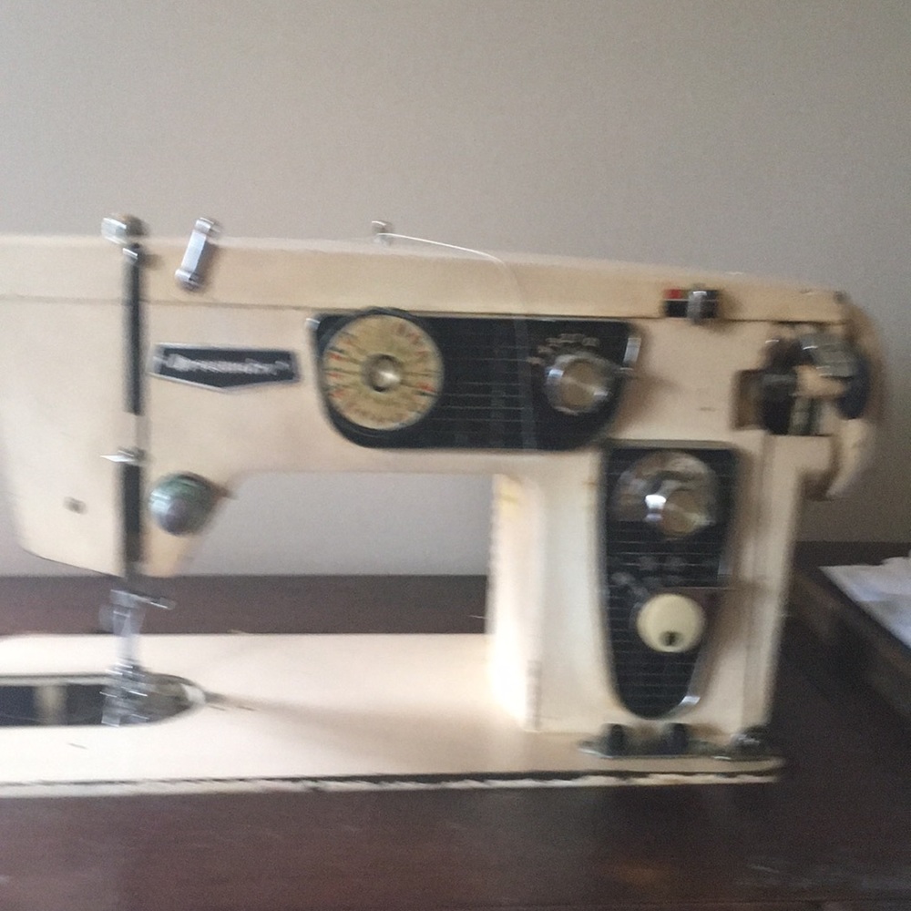 Sewing machine - Picture 3 of 6